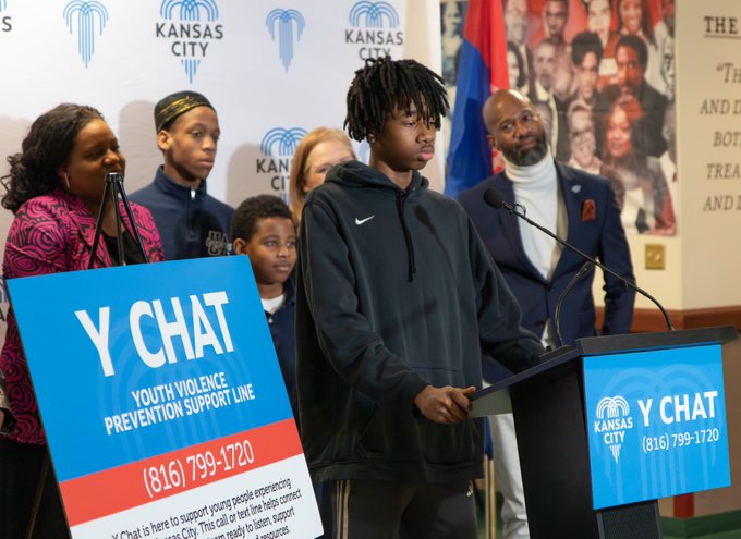 Anuncian línea de apoyo para detener la violencia juvenil en Kansas City, Missouri
