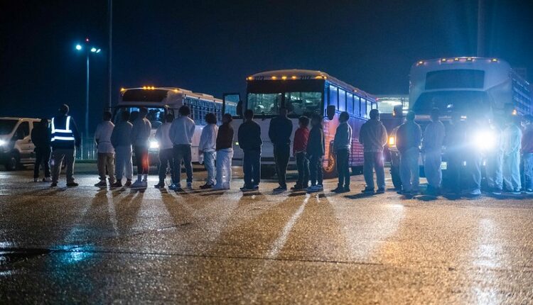 Gobernador de Texas ha enviado más de 104.000 migrantes a ciudades santuario