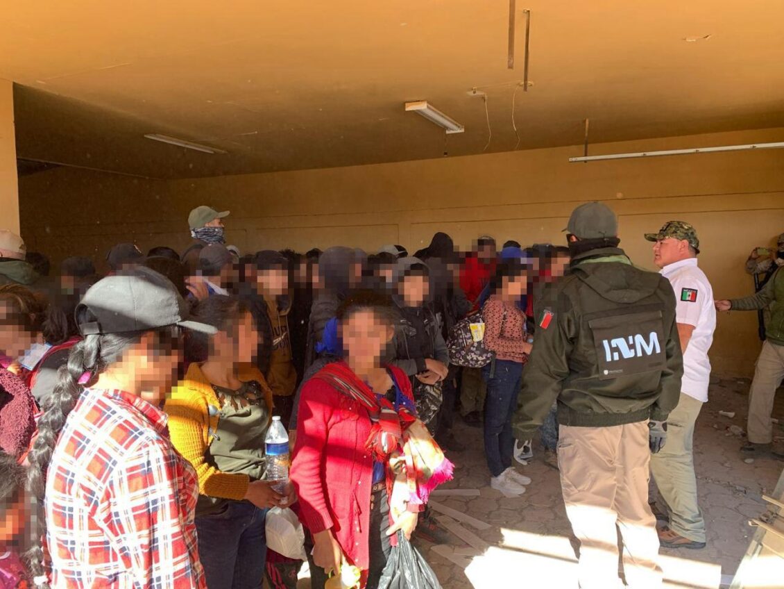 Encuentran a 101 migrantes en una casa abandonada en Sonora, México