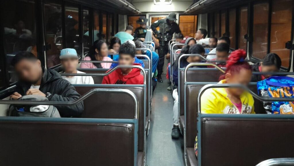 Guatemala expulsa a 21 migrantes irregulares de tres países que viajaban rumbo a EEUU