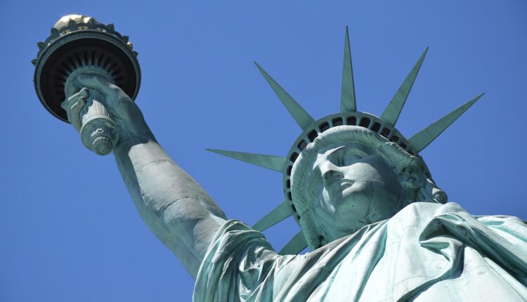 Alcalde de la ciudad de Nueva York, Eric Adams, pide modificar el estatus de ciudad santuario