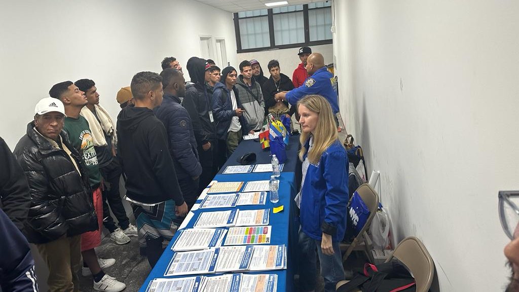 Ayuntamiento de Nueva York entrega tarjetas débito para alimentación de migrantes