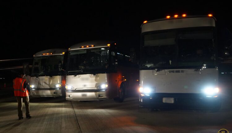 Texas ha transportado en autobús a más de 105.000 migrantes a ciudades santuario