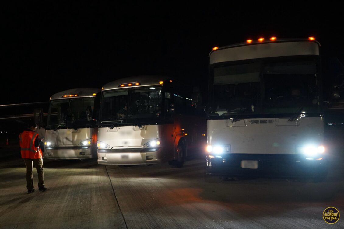 Texas ha transportado en autobús a más de 105.000 migrantes a ciudades santuario