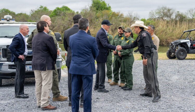 Trump promete 10.000 agentes fronterizos adicionales en su lucha con Harris por la inmigración