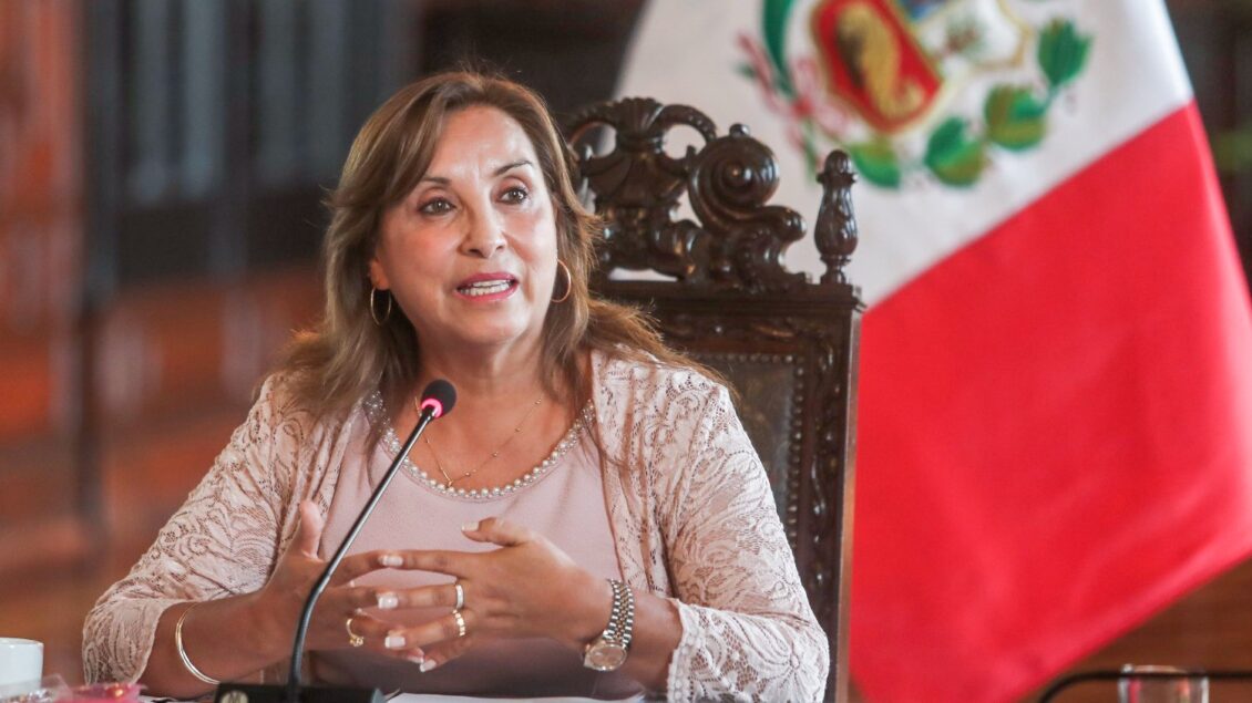 Agentes irrumpen en casa de presidenta de Perú por investigación sobre tres relojes de lujo