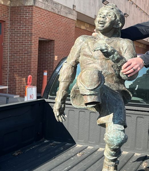 Recuperan estatua robada y la devuelven al Departamento de Parques de St. Joseph, Missouri