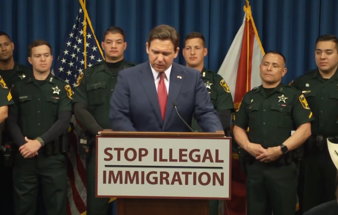 Gobernador de Florida firma nuevas leyes contra migrantes indocumentados