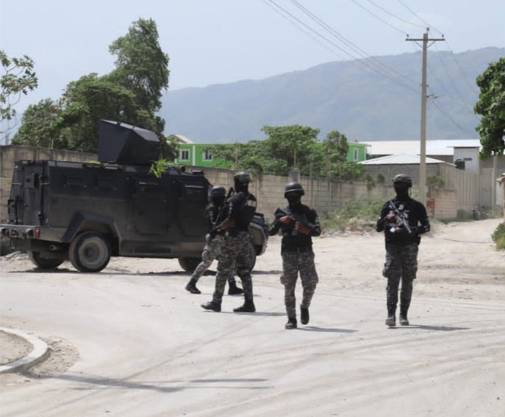 Ejército de EEUU evacua por aire a personal de su embajada en Haití