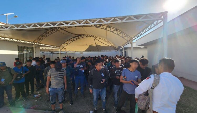 Autoridades localizan a 221 migrantes en una casa en Puebla, al centro de México