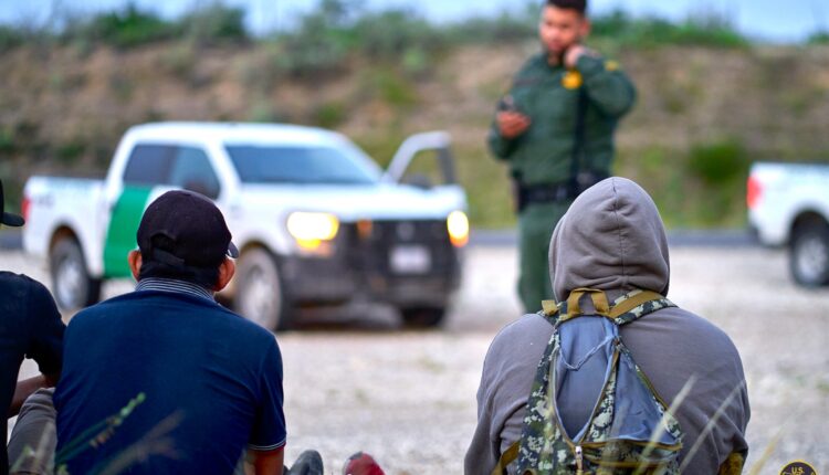 Detenciones de migrantes en la frontera suroeste de EEUU se reducen en 55 %