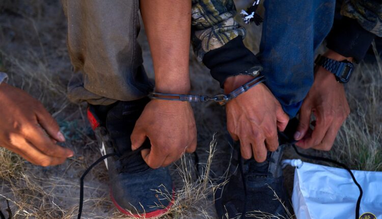 Texas arresta a pandilleros y traficantes de migrantes