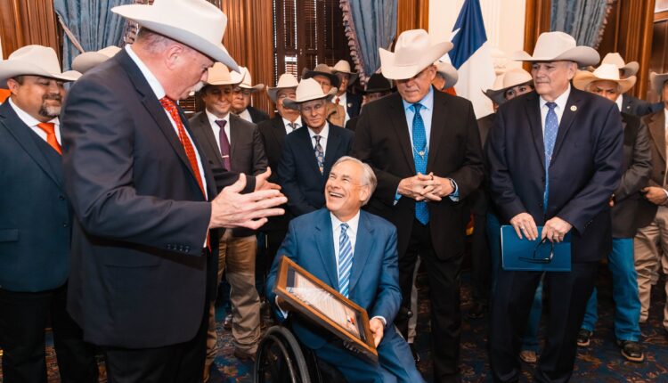 Gobernador de Texas recibe el apoyo de más de 100 alguaciles de los condados del estado