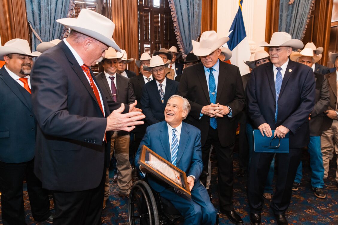 Gobernador de Texas recibe el apoyo de más de 100 alguaciles de los condados del estado