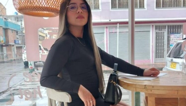 Dejó sus estudios de Farmacia, en Bogotá ejerce la contabilidad y la publicidad en TikTok