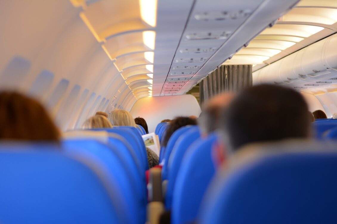 Aerolíneas deben pagar reembolsos automáticos por vuelos cancelados y proteger a usuarios de “tarifas basura”