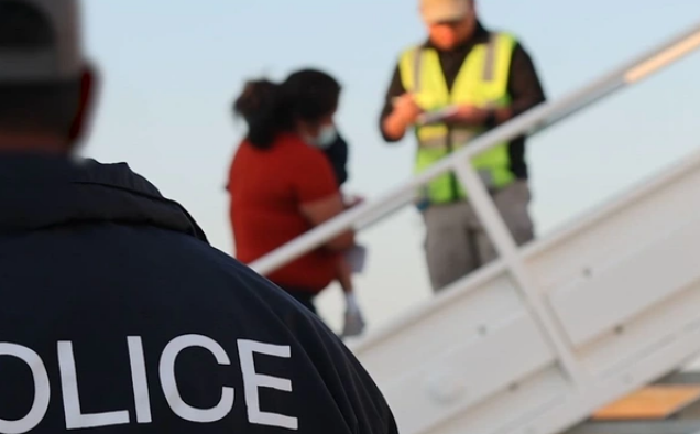 EEUU efectúa vuelos de expulsión: desde mayo ha deportado a más de 630.000 migrantes