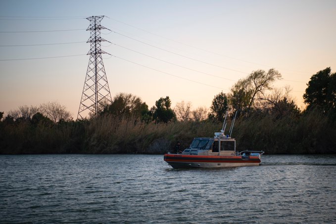 Guardia Costera de EEUU rescata a 8 niños migrantes en Río Grande cerca de McAllen, Texas