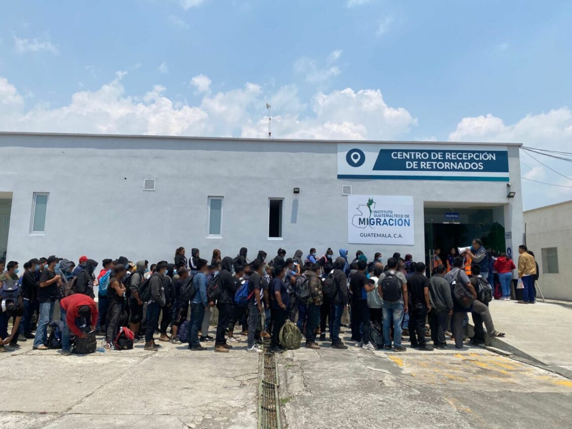 México retorna a un grupo de guatemaltecos localizados en un tráiler en Chihuahua