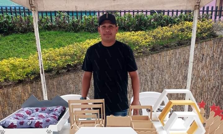 Un carpintero venezolano que construye su futuro en Manizales, Colombia