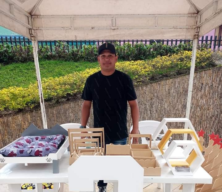 Un carpintero venezolano que construye su futuro en Manizales, Colombia
