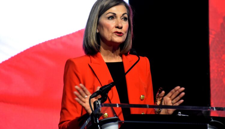 Gobernadora de Iowa firma una ley que autoriza el arresto de ciertos migrantes