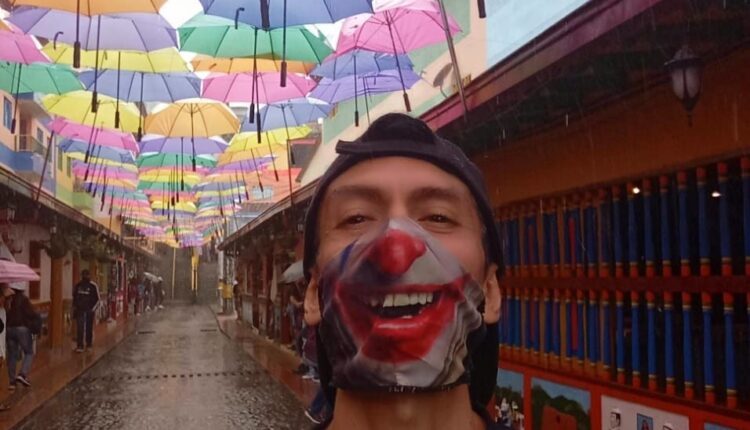 Manuel Castillo emprende en Medellín con su negocio de repostería “Dulces Pk2”