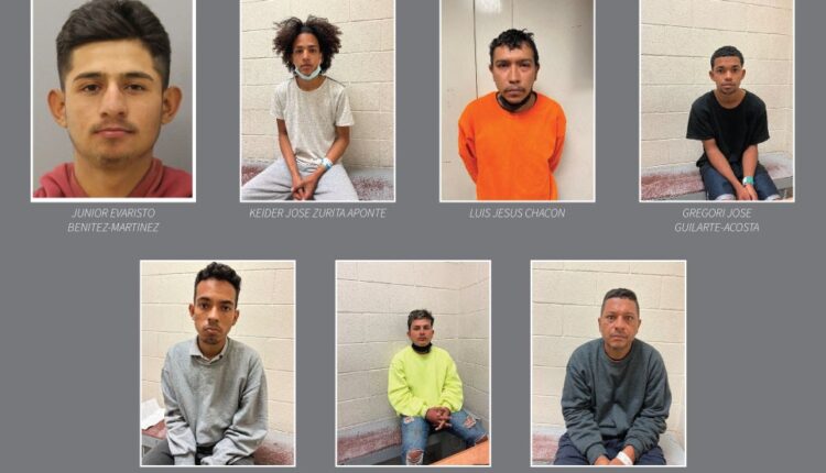 Autoridades de Texas arrestan a 214 migrantes por causar disturbios en la frontera