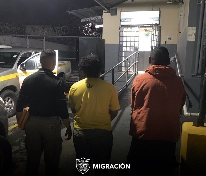 Panamá devuelve a 13 migrantes con antecedentes penales en su país de origen
