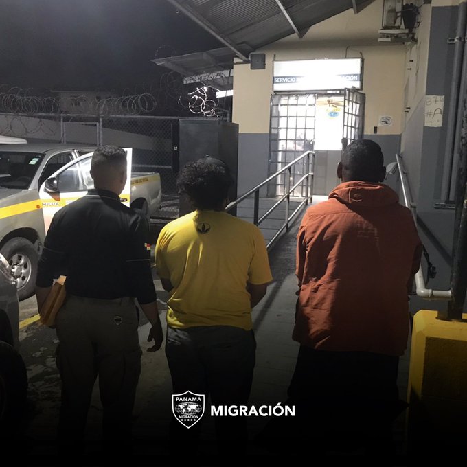 Panamá devuelve a 13 migrantes con antecedentes penales en su país de origen