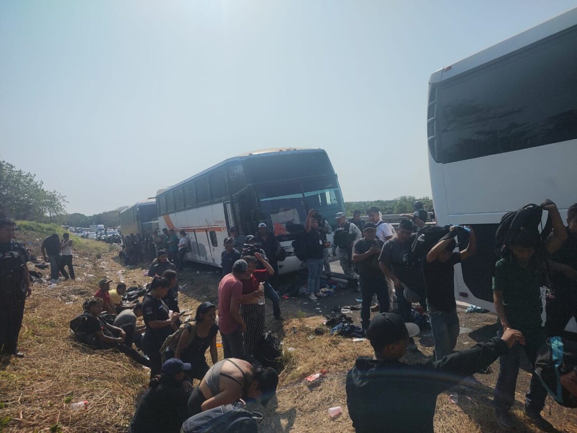 Rescatan a 407 migrantes abandonados en tres autobuses en Veracruz, México