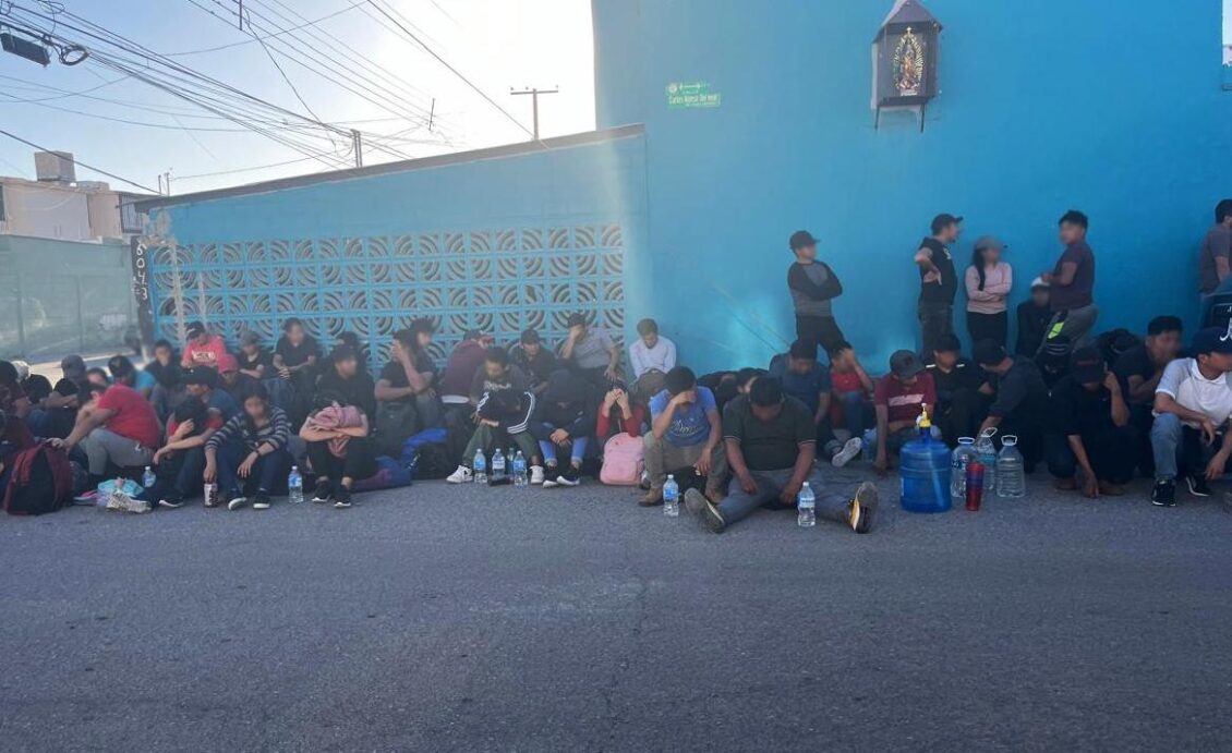 Descubren a 104 migrantes hacinados en una vivienda de Ciudad Juárez, México