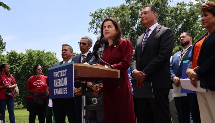 El Caucus Hispano del Congreso insta a una orden ejecutiva de inmigración justa y equilibrada