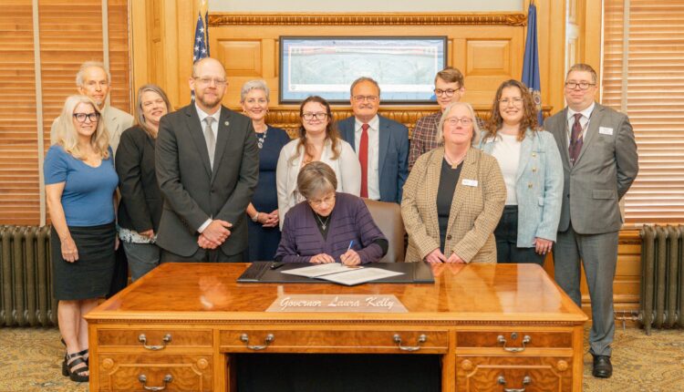 Gobernadora Laura Kelly firma proyecto de ley de reducción de impuestos para los habitantes de Kansas