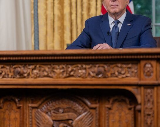 Biden llama al país a “bajar la temperatura” del clima político tras atentado contra Donald Trump