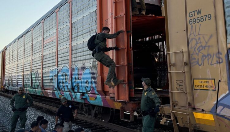 Rescatan a 23 migrantes escondidos en un compartimento de un tren cerrado en Texas