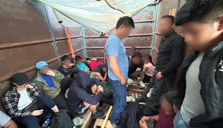 Localizan a 63 migrantes que viajaban en un camión de carga en carretera desértica de Chihuahua