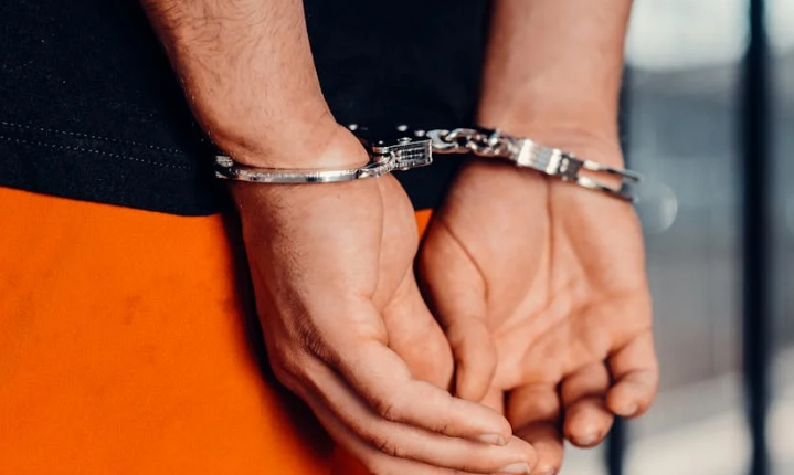 Hermanos en KC acusados de poseer ametralladoras