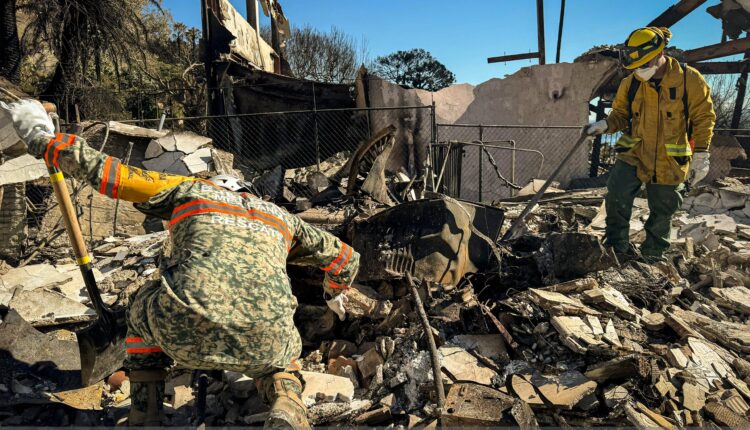 Mexicanos inician labores de apoyo en incendios de Los Angeles