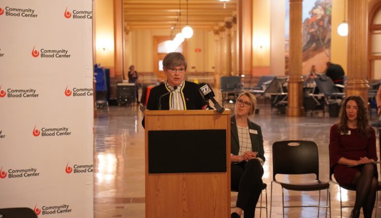 Gobernadora de Kansas apoya a familias tras accidente aéreo en Washington DC