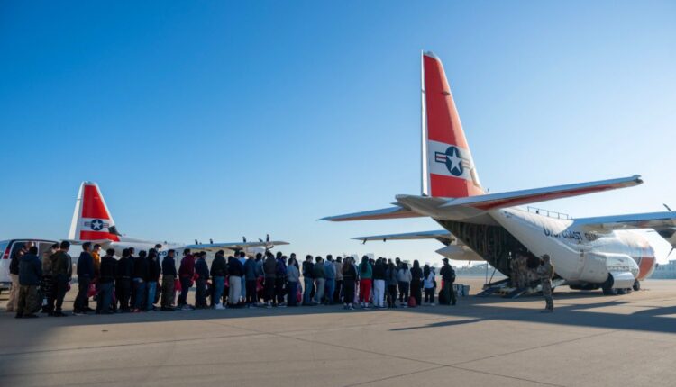 Guardia Costera apoya traslado de migrantes para su expulsión