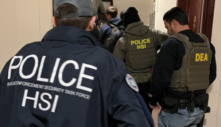 Deportan a una médica de Brown pese a la orden de un juez federal de EEUU