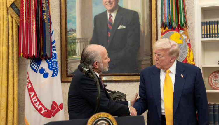 Trump propone “tarjeta dorada” para atraer inmigrantes con dinero