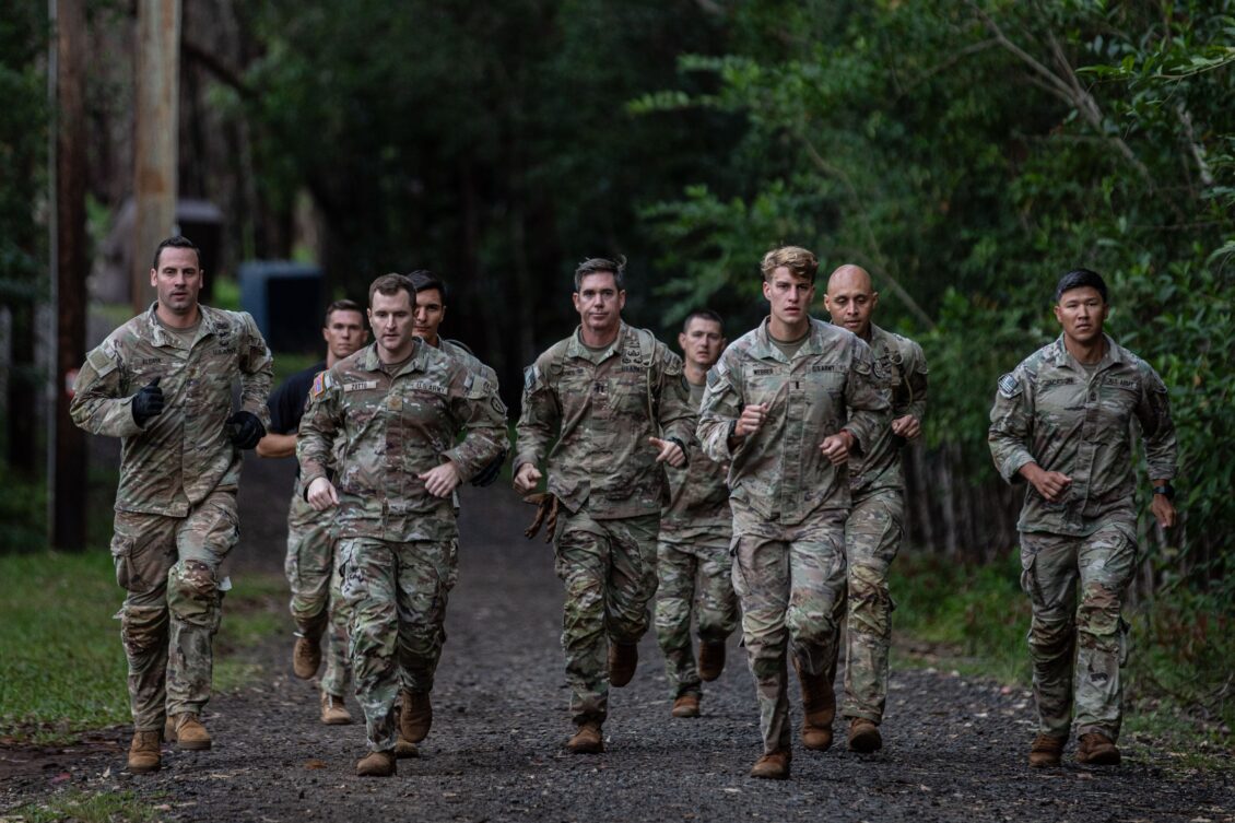 Jueza frena orden de Trump que excluye a soldados trans del servicio militar