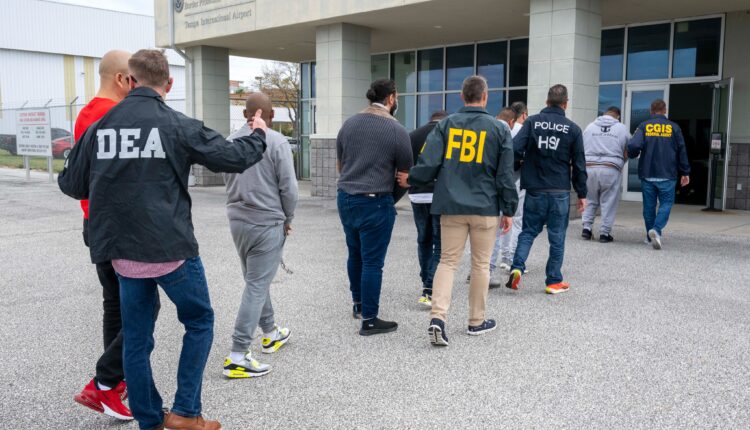 Corte Suprema aprueba acelerar deportaciones de Trump bajo la Ley de Enemigos Extranjeros